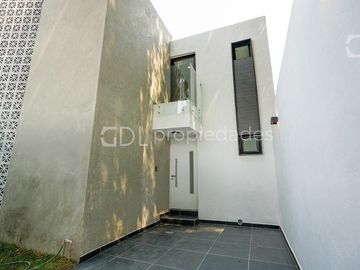 EL MANANTIAL CASA RECIÉN REMODELADA EN VENTA