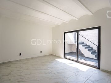 EL MANANTIAL CASA RECIÉN REMODELADA EN VENTA