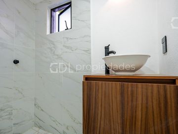 EL MANANTIAL CASA RECIÉN REMODELADA EN VENTA