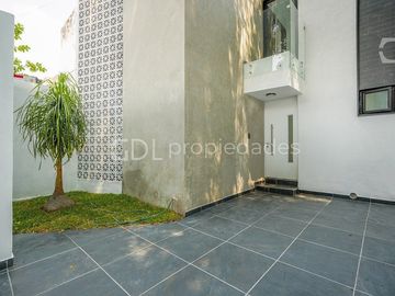EL MANANTIAL CASA RECIÉN REMODELADA EN VENTA