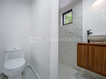 EL MANANTIAL CASA RECIÉN REMODELADA EN VENTA