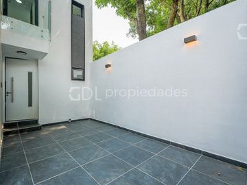 EL MANANTIAL CASA RECIÉN REMODELADA EN VENTA