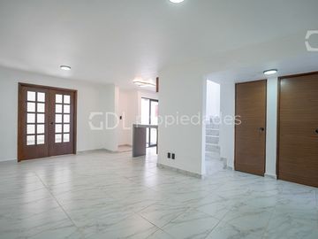 EL MANANTIAL CASA RECIÉN REMODELADA EN VENTA