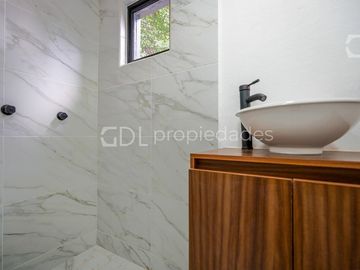 EL MANANTIAL CASA RECIÉN REMODELADA EN VENTA