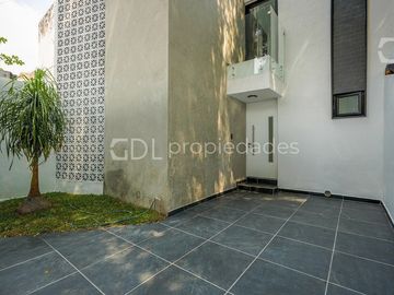 EL MANANTIAL CASA RECIÉN REMODELADA EN VENTA