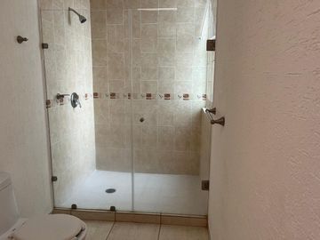 Casa en renta en cumbres del lago con estudio en planta baja.