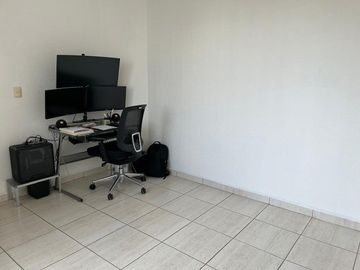 Casa en renta en cumbres del lago con estudio en planta baja.