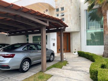 Casa en renta en cumbres del lago con estudio en planta baja.