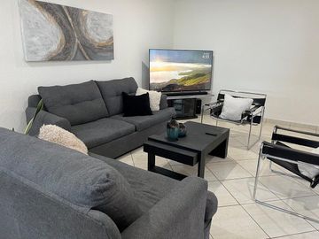 Casa en renta en cumbres del lago con estudio en planta baja.