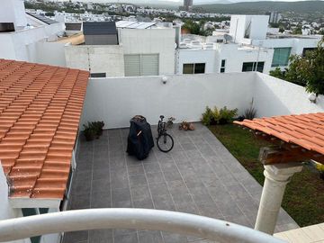 Casa en renta en cumbres del lago con estudio en planta baja.