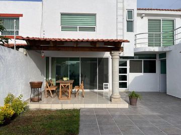 Casa en renta en cumbres del lago con estudio en planta baja.