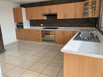 Casa en renta en cumbres del lago con estudio en planta baja.