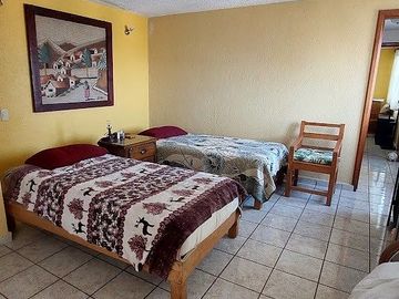 Oportunidad de Inversión: Propiedad Multiuso 2 Casas y amplio estacionamiento