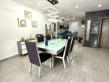 VENTA DE CASA EN JARDIN REAL DENTRO DEL COTO 8 ZAPOPAN JAL