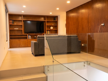 RESIDENCIA DE LUJO EN VENTA CON ELEVADOR, ROOF GARDEN, PANELES SOLARES Y VISTA P