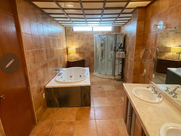 RESIDENCIA DE LUJO EN VENTA CON ELEVADOR, ROOF GARDEN, PANELES SOLARES Y VISTA P