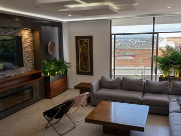RESIDENCIA DE LUJO EN VENTA CON ELEVADOR, ROOF GARDEN, PANELES SOLARES Y VISTA P