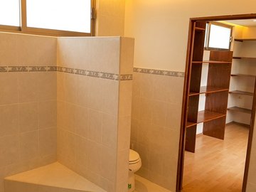 RESIDENCIA DE LUJO EN VENTA CON ELEVADOR, ROOF GARDEN, PANELES SOLARES Y VISTA P
