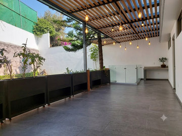 RESIDENCIA DE LUJO EN VENTA CON ELEVADOR, ROOF GARDEN, PANELES SOLARES Y VISTA P