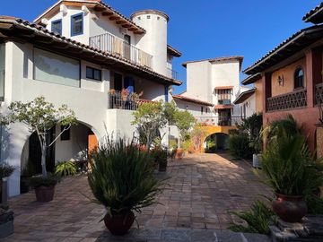 DEPARTAMENTO AMUEBLADO EN RENTA CON VISTA AL LAGO EN JURIQUILLA, QUERETARO