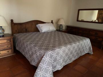 DEPARTAMENTO AMUEBLADO EN RENTA CON VISTA AL LAGO EN JURIQUILLA, QUERETARO