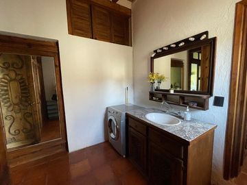 DEPARTAMENTO AMUEBLADO EN RENTA CON VISTA AL LAGO EN JURIQUILLA, QUERETARO