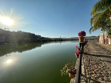 DEPARTAMENTO AMUEBLADO EN RENTA CON VISTA AL LAGO EN JURIQUILLA, QUERETARO