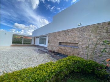 VENDEMOS CASA DE UN NIVEL EN LLANOGRANDE/RIONEGRO