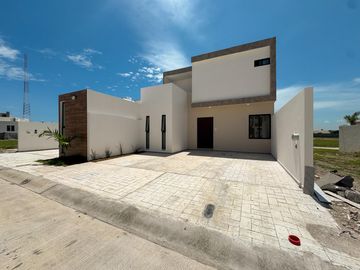 CASA EN PUNTO LOMAS CON ALBERCA
