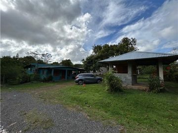 Casa en Capira con amplio terreno.