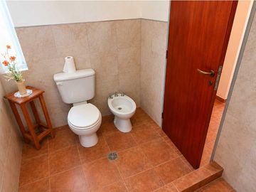 TANTI – B° SAN MIGUEL | CASA AMOBLADA EN VENTA –