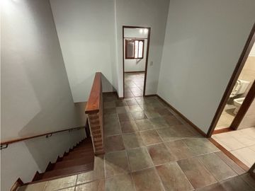 Duplex con tres dormitorios, jardin y cochera en venta