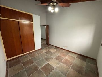 Duplex con tres dormitorios, jardin y cochera en venta