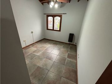 Duplex con tres dormitorios, jardin y cochera en venta