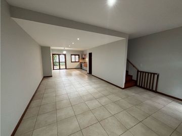 Duplex con tres dormitorios, jardin y cochera en venta