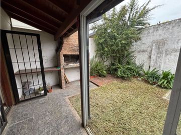 Duplex con tres dormitorios, jardin y cochera en venta