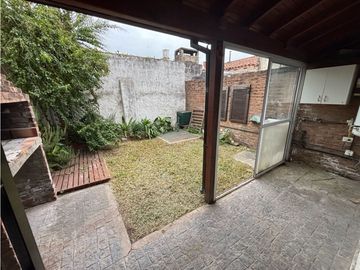 Duplex con tres dormitorios, jardin y cochera en venta