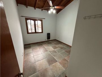 Duplex con tres dormitorios, jardin y cochera en venta