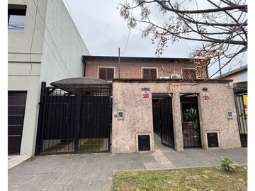 Duplex con tres dormitorios, jardin y cochera en venta