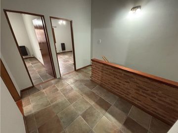 Duplex con tres dormitorios, jardin y cochera en venta