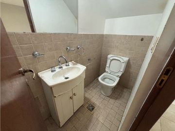 Duplex con tres dormitorios, jardin y cochera en venta