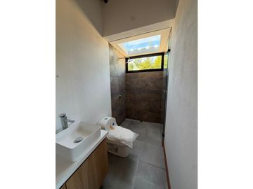 Linda casa finca en unidad cerrada sobre vía La Ceja San Antonio