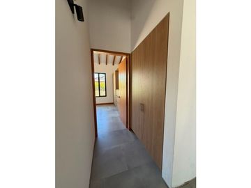 Linda casa finca en unidad cerrada sobre vía La Ceja San Antonio