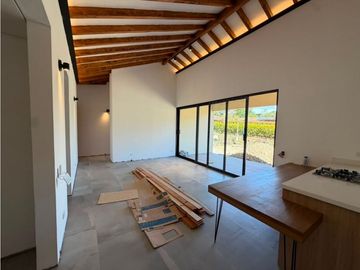 Linda casa finca en unidad cerrada sobre vía La Ceja San Antonio