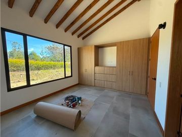 Linda casa finca en unidad cerrada sobre vía La Ceja San Antonio