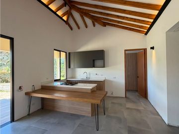 Linda casa finca en unidad cerrada sobre vía La Ceja San Antonio