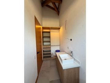 Linda casa finca en unidad cerrada sobre vía La Ceja San Antonio