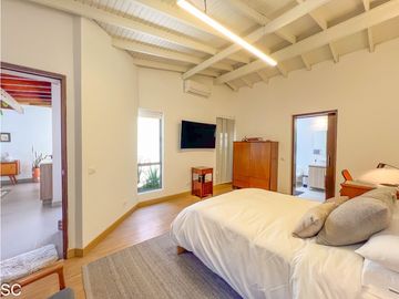 CASA EN LAURELES CON PISICINA UNIFAMILIAR, 4 HABITACIONES
