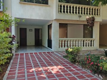 hermosa casa, construcción antisismica,excelente  ubicacion en conjunto residencial,sector con mucha arbolizacion, cerca a vía principal