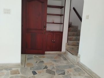 hermosa casa, construcción antisismica,excelente  ubicacion en conjunto residencial,sector con mucha arbolizacion, cerca a vía principal